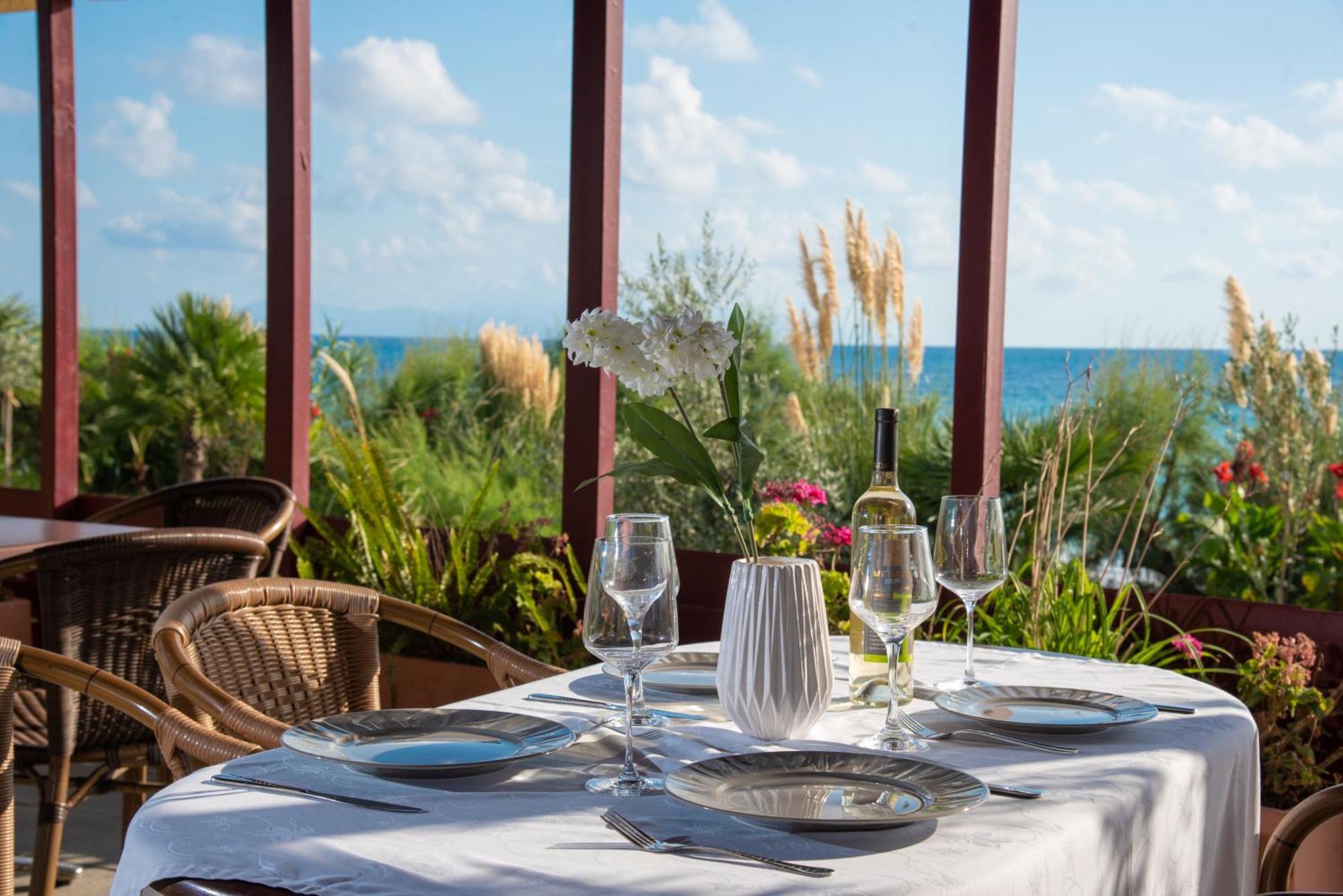 Poseidon Beach Hotel Кастросикия Экстерьер фото